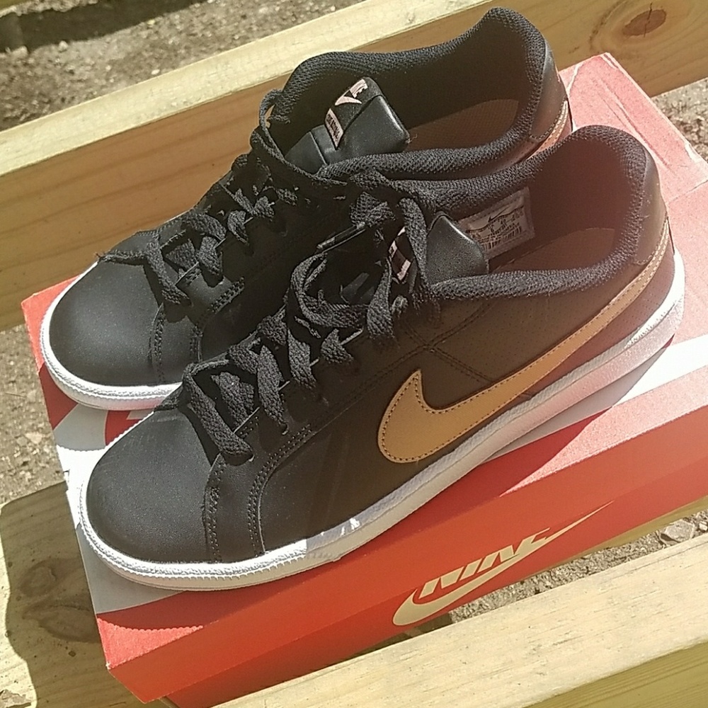 Nike Court Royale